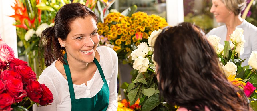 Fleuriste qui sert une cliente David's Hof 