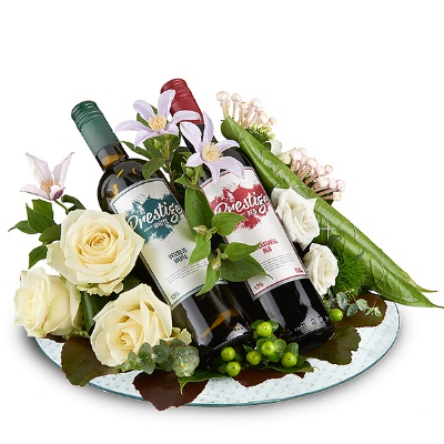 531_-_Montage_floral_avec_bouteille_de_vin_blanc.jpg